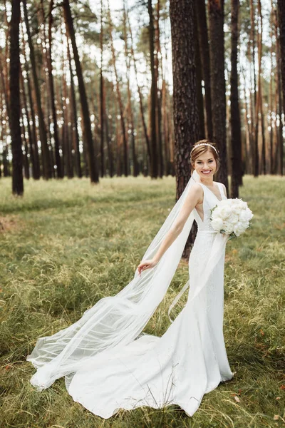 Ormanda Zarif Bir Gelin Duruyor Elinde Şakayıkla Güzel Bir Düğün — Stok fotoğraf