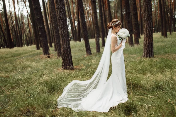 Een Elegante Bruid Staat Het Bos Houdt Een Prachtig Bruiloft — Stockfoto