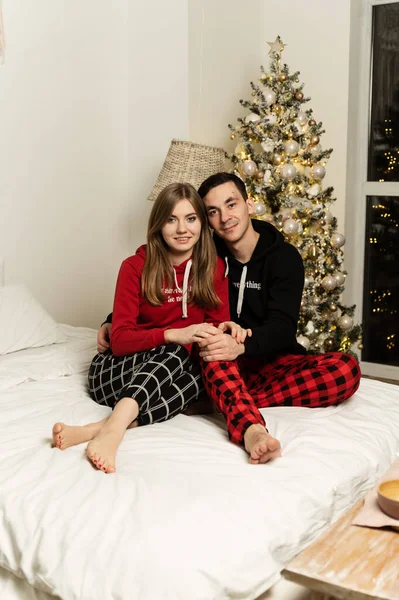 Een Jongen Met Een Meisje Pyjama Die Avonds Het Bed — Stockfoto