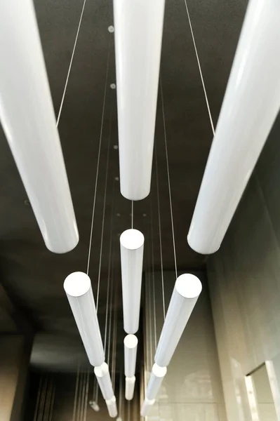 Conception Moderne Des Lampes Intérieur Sur Faux Plafond Salle Composition — Photo