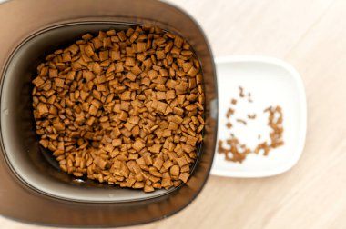 Akıllı evcil hayvan besleyicisi. Uzaktan kumandalı ve dahili kameralı besleme cihazı. Kedi maması kasesi..