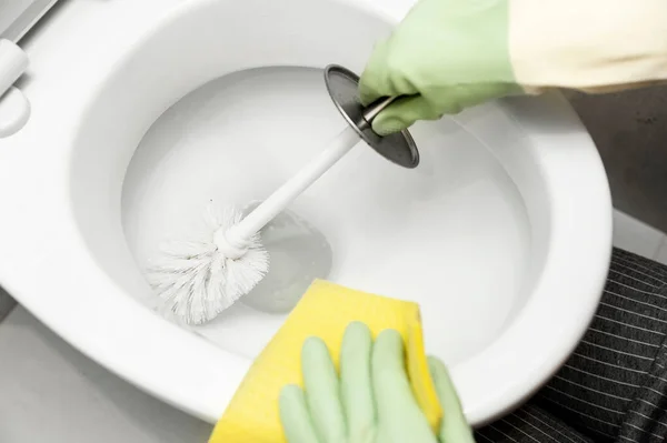 用不同的洗涤剂清洗马桶时 使用橡胶手套和刷子抹布 — 图库照片