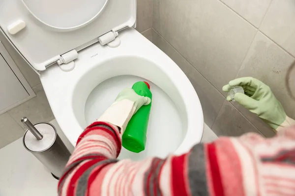 Tuvaleti Temizliyorum Ellerini Temizleme Bezi Deterjan Tutuyordum — Stok fotoğraf