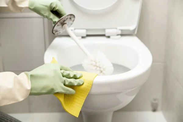 Limpiar Inodoro Con Diferentes Detergentes Usar Guantes Goma Trapo Con — Foto de Stock