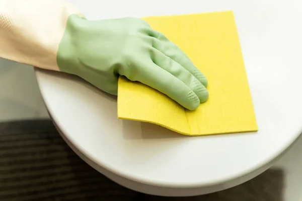 Close Uma Mão Limpando Uma Tampa Banheiro Com Pano Amarelo — Fotografia de Stock