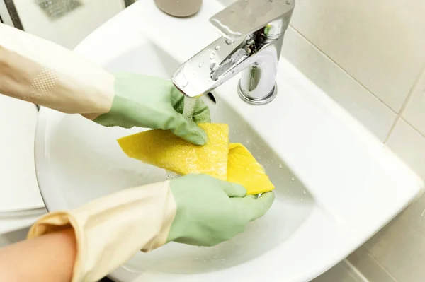 Lavabo Temizliği Kadın Elleri Banyoyu Temizlemek Için Sarı Bir Bez — Stok fotoğraf