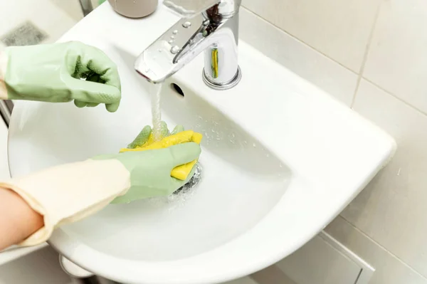 Fregadero Limpieza Manos Femeninas Sostienen Trapo Amarillo Para Limpiar Baño — Foto de Stock