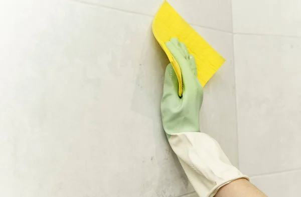 Telhas Lavagem Parede Close Uma Mão Feminina Uma Luva Borracha — Fotografia de Stock