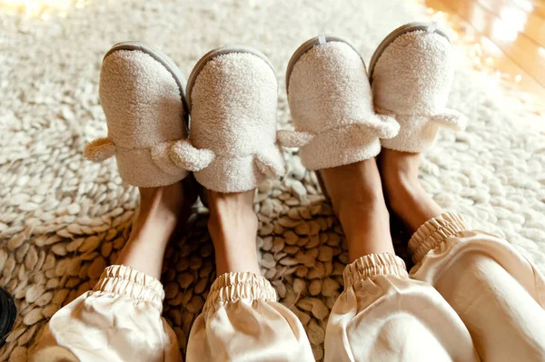 Piękne Pantofle Stopach Dziewczynek Formie Jagnięciny Kapcie Seksownych Kobiecych Nogach — Zdjęcie stockowe