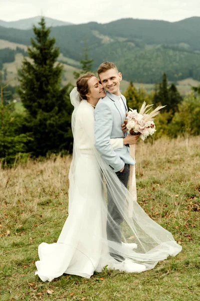 Jovem Casal Casamento Gentilmente Abraçando Após Cerimônia Casamento Nas Montanhas — Fotografia de Stock