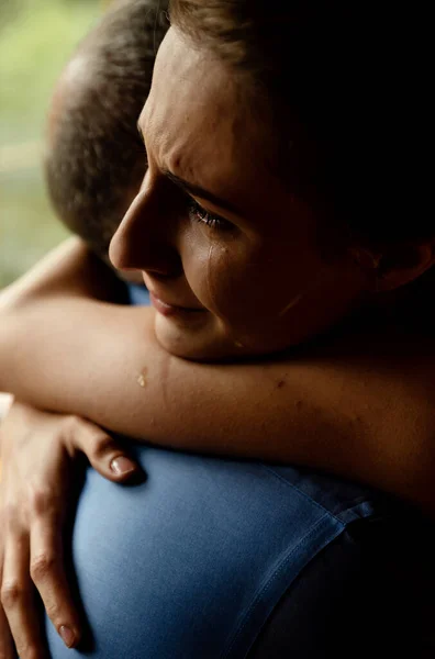 Primer Plano Una Niña Llorando Abrazada Por Padre Lágrimas Cara — Foto de Stock