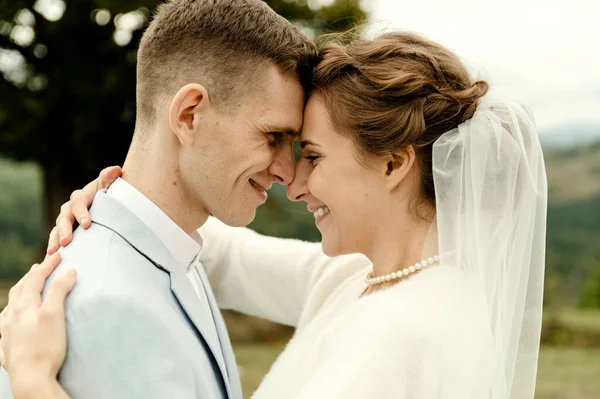 Düğün çifti peçeyle örtülmüş. Aşıklar bir dağın tepesinde durur ve bir peçenin altında kucaklaşırlar. Gelin ve damadın düğün günü..