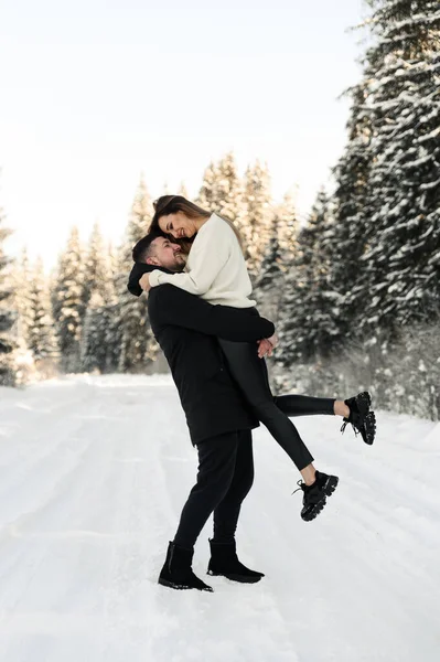Jeune Couple Sur Neige Hiver Dans Parc Concept Amour Vacances — Photo