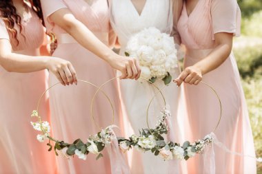 Düğün detayları. Gelinin buketi. Peonie 'ler. Gelin toplantıları. Değerli taşlı alyanslar..