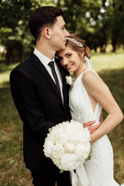 Jeune Couple Mariée Marié Marchent Sur Une Promenade Dans Forêt — Photo