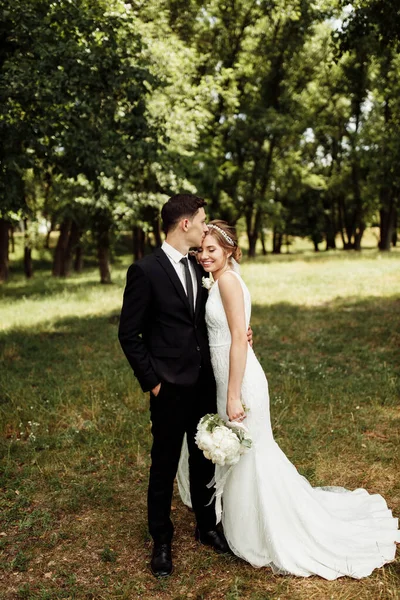 Jeune Couple Mariée Marié Marchent Sur Une Promenade Dans Forêt — Photo