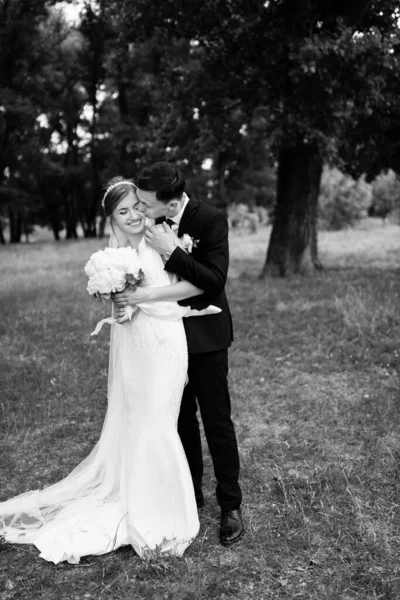 Fiatal Pár Menyasszony Vőlegény Sétálnak Erdőben Esküvő Napja Koncepció Romantikus — Stock Fotó
