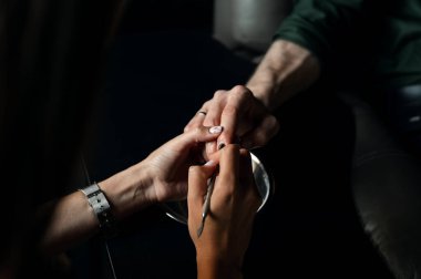 Efendinin adama manikür ve tırnak bakımı yaptığı yerde ellerinizi yakın tutun. en üstteki görünüm