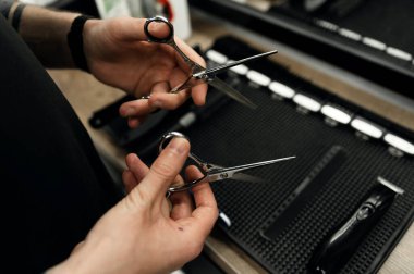 Berberin elinde makas. berber dükkanı aksesuarları