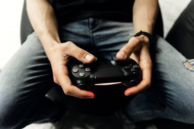 Oyun joystickleri ellerinde. konsol oyun konsepti. Oyun konsoluna joystickleri tutan ellerin yakın çekimi