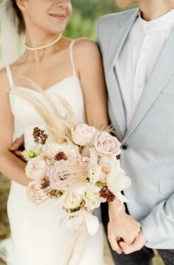 Düğün arkaplanındaki düğün buketi. Gelin ve damadın görüntüleri. düğün kavramı