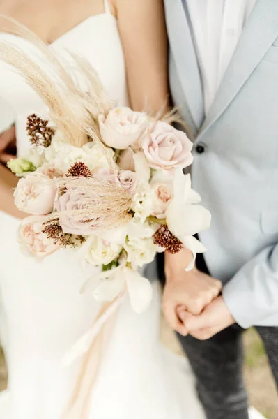 Γαμήλια Ανθοδέσμη Στο Φόντο Ενός Γαμήλιου Ζευγαριού Εικόνες Της Νύφης — Φωτογραφία Αρχείου