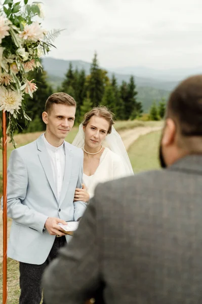 Braut Und Bräutigam Der Nähe Des Bogens Während Der Trauung — Stockfoto