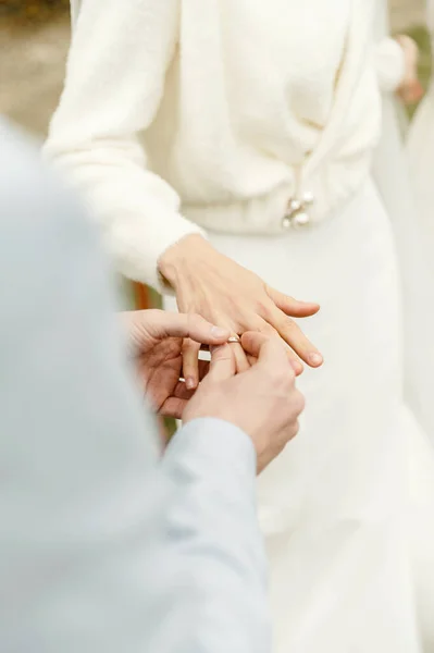 Mempelai Wanita Dan Pria Dekat Lengkungan Selama Upacara Pernikahan Pasangan — Stok Foto