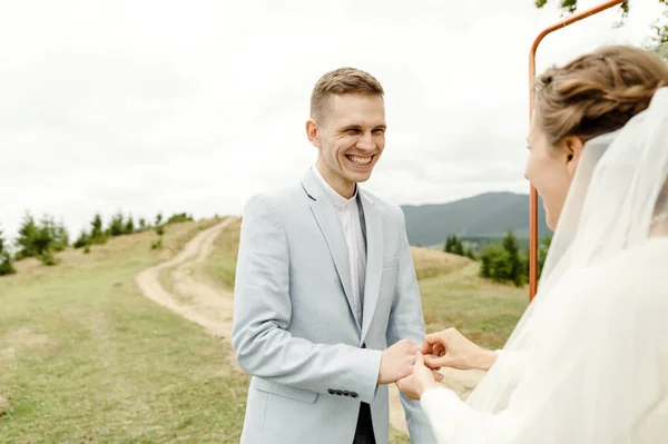 Noiva Noivo Perto Arco Durante Cerimônia Casamento Casal Casamento Nas — Fotografia de Stock