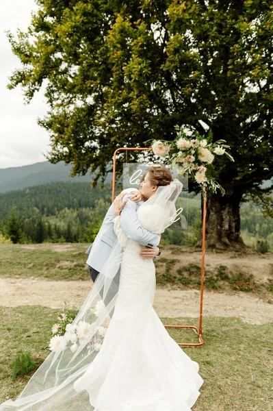 Noiva Noivo Perto Arco Durante Cerimônia Casamento Casal Casamento Nas — Fotografia de Stock