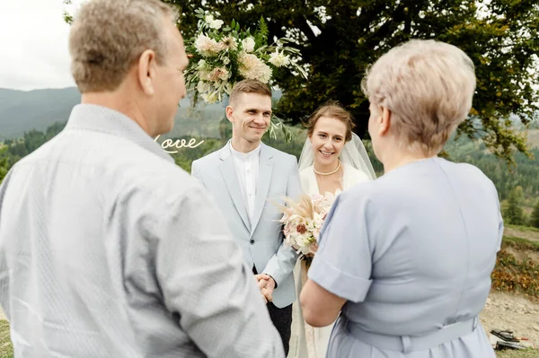 Äldre Föräldrar Med Ett Ungt Bröllopspar Efter Bröllopsceremoni Fjällen — Stockfoto