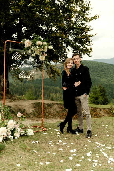 Grappig Jong Stel Herfst Bergen Een Jongen Een Meisje Staan — Stockfoto