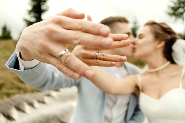 Ett Glatt Och Kreativt Bröllopspar Som Sitter Ett Överkast Bergen — Stockfoto