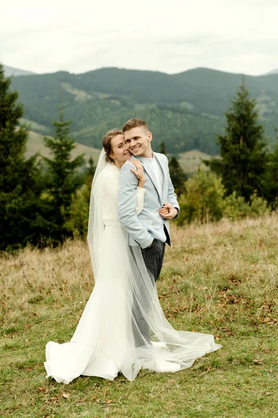 Bonito Feliz Sorrindo Jovem Casal Apaixonado Abraçando Nas Montanhas Contra — Fotografia de Stock