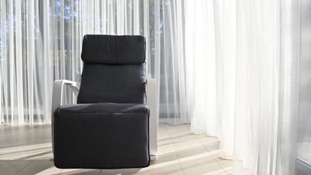 Ein Moderner Schaukelstuhl Steht Einem Geräumigen Raum Bequeme Sitzgelegenheit — Stockvideo