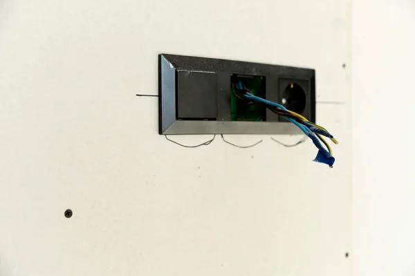 Stopcontact Reparatie Een Witte Achtergrond Elektrische Draden Die Uit Het — Stockfoto