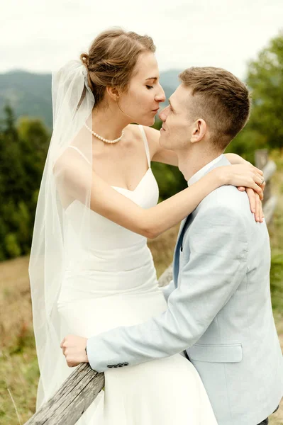 Belos Recém Casados Abraçar Sorrir Estar Natureza Retrato Noiva Noivo — Fotografia de Stock