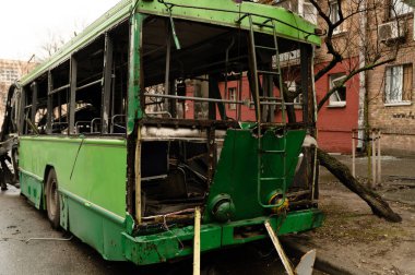Troleybüs, Rus bombardımanından sonra sokakta tahrip edildi. Ukrayna 'daki savaşın sonuçları. arızalı ulaşım.