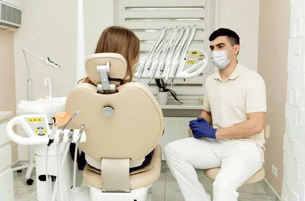 Dental Practitioner Wearing Face Protection While Folding Arms His Chest — Stock Photo, Image