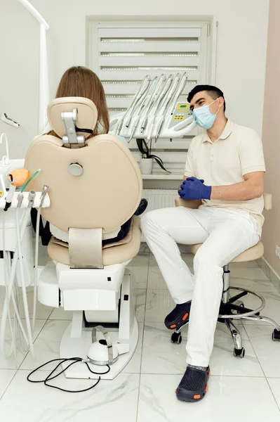 Patient Appointment Highly Qualified Dentist Girl Sits Dental Chair Talking — Stock Photo, Image