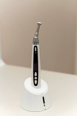 Kanal tedavisi için dişçi muayenehanesinde diş aletleri var. Yakın plan, endomotor.