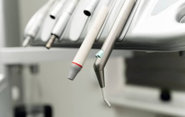 Diş matkabı. Kontrol Paneli. Diş sağlığı kliniği. Modern tıp. Diş hekimi. teknolojik olarak yeni diş matkapları