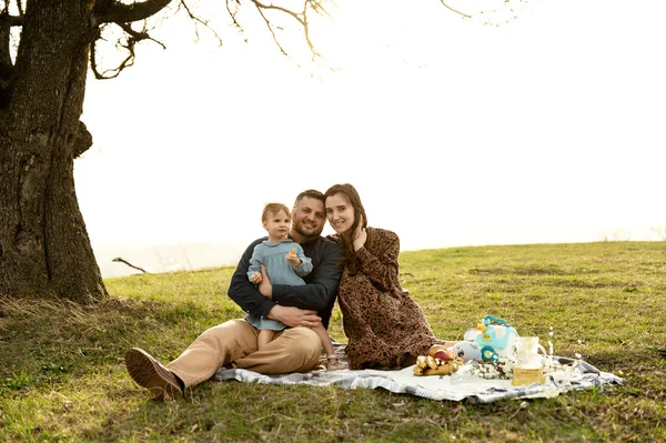 Família Feliz Piquenique Pai Com Uma Esposa Grávida Uma Filhinha — Fotografia de Stock