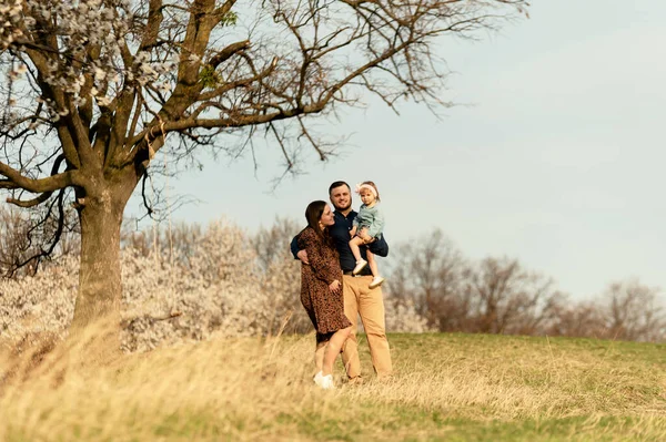 Uma Família Jovem Feliz Caminha Natureza Com Sua Filha Mulher — Fotografia de Stock