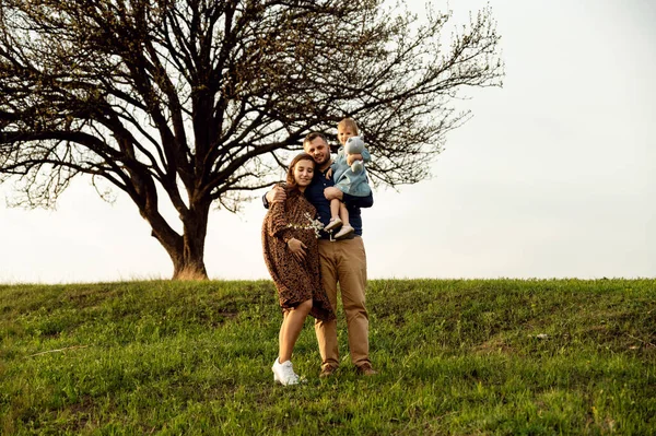 Szczęśliwa Rodzina Spaceruje Wiosennej Trawie Ciężarna Kobieta Córeczką Mężem Rodzinny — Zdjęcie stockowe