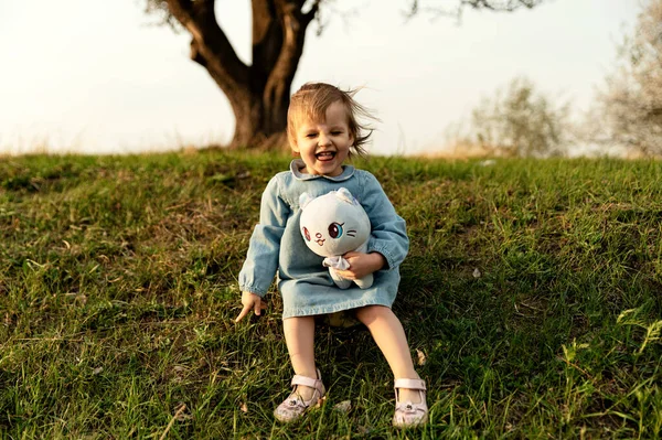 Jolie Petite Fille Jouant Avec Jouet Doux Extérieur Dans Parc — Photo