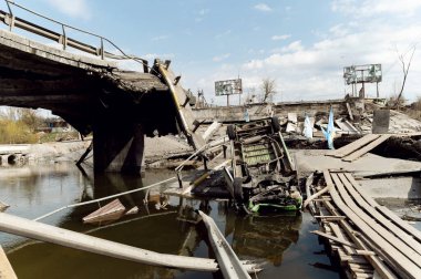 IRPIN, UKRAINE - 24 Nisan 2022 Ukrayna Savaşı. Kyiv 'in kuzeybatısındaki Irpen şehrinden yapılan ağır bombardıman ve bombardıman sırasında yıkılmış bir köprü..