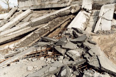 Irpen, Ukrayna - 25 Nisan 2022 Ukrayna savaşı. Rus birliklerinin bombalanmasından sonra Irpen 'deki köprüyü yıktılar. Köprü yıkıldı Köprüden çatıya düşen devrilmiş bir araba. Askeri harekatın sonuçları.