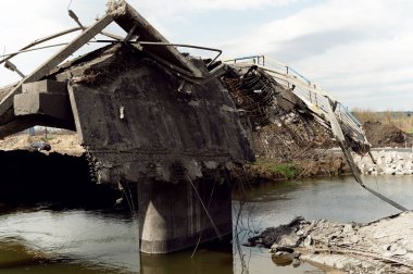 Irpen, Ukrayna - 25 Nisan 2022 Ukrayna savaşı. Rus birliklerinin bombalanmasından sonra Irpen 'deki köprüyü yıktılar. Köprü yıkıldı Köprüden çatıya düşen devrilmiş bir araba. Askeri harekatın sonuçları.