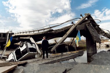 Irpen, Ukrayna - 25 Nisan 2022 Ukrayna savaşı. Rus birliklerinin bombalanmasından sonra Irpen 'deki köprüyü yıktılar. Köprü yıkıldı Köprüden çatıya düşen devrilmiş bir araba. Askeri harekatın sonuçları.